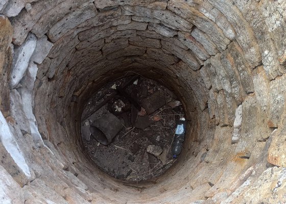 Obnova částečně zasypané studny - odtěžení materiálu, čištění a desinfekce studny