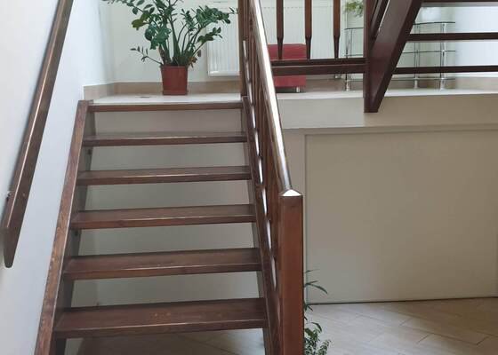 Renovace dřevěného schodiště