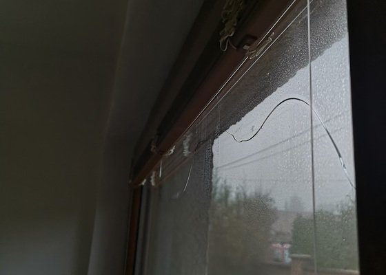 Výměna prasklého skla v plastovém okně (dvojsklo)