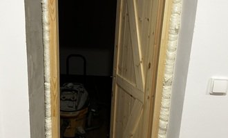 Montáž protihlukové stěny za čelo postele a Individuální dveře v domě