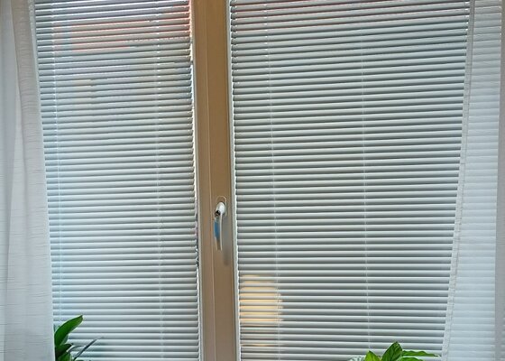 Poptávka interních horizontálních aluminiových žaluzií do plastových oken