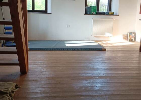 Obroušení a povrchová úprava prkenné podlahy 25 m čtv