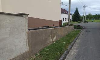 Oplechování betonového plotu - stav před realizací
