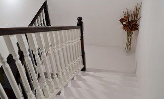 Renovace schodiště a zábradlí a vybudovat jednoduchou (levnou) šatnu