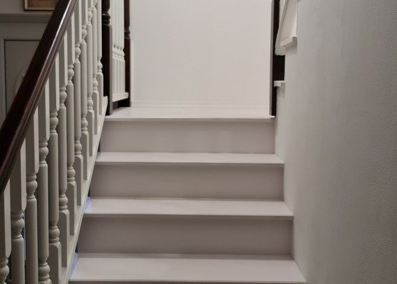 Renovace schodiště a zábradlí a vybudovat jednoduchou (levnou) šatnu