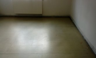 Pokládka nové vinylové podlahy ve starém bytě (trámový strop) - stav před realizací