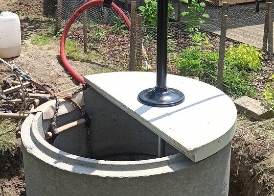 Rekonstrukce zhlaví studny a montáž ruční pumpy Standard II
