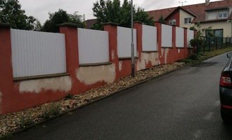 Zednické/malířské práce-natření zdi venkovního plotu - stav před realizací