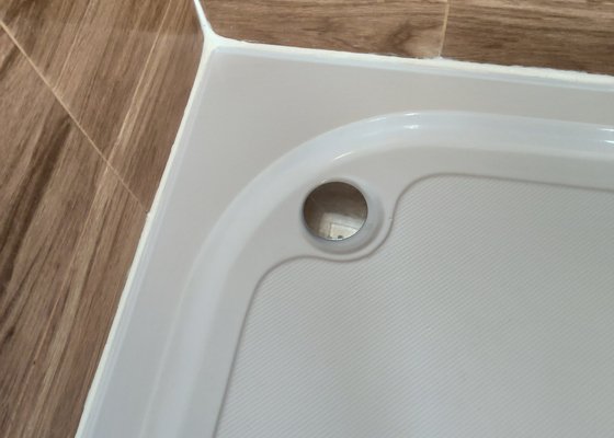 Oprava silikonového těsnění v koupelně