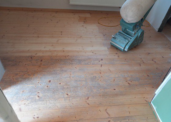 Broušení podlah ze smrkových prken