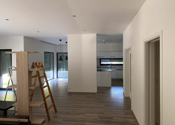 Výmalba interiéru RD (bungalov) + nové podlahové lišty