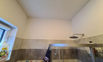Výroba a montáž poliček do koupelny - stav před realizací