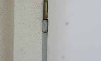 Oprava pantů kovové zárubně dveří - stav před realizací