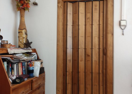 Montáž dřevěných shrnovacich dveří