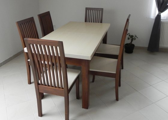 Kuchyňská linka, stůl a židle