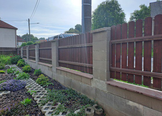 Oprava podezdívky plotu, zámkové dlažby a stavba sloupu k vratům po havárii