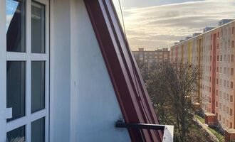 Okna seřízení, nové žaluzie, 2x sítě proti holubům - stav před realizací