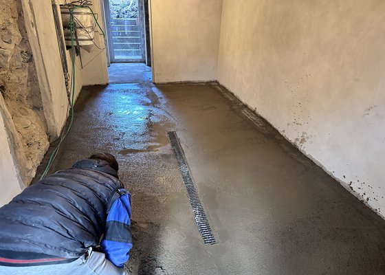 Rekonstrukce domu - betonová podlaha