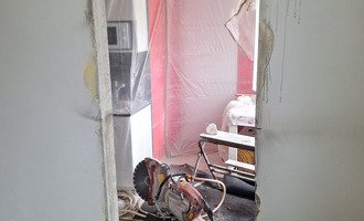 Výřez otvoru pro dveře v panelovém domě
