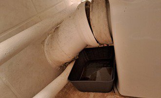 Výměna netěsnícího odpadu u WC + výměna baterie sprchy - stav před realizací