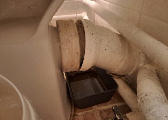 Výměna netěsnícího odpadu u WC + výměna baterie sprchy