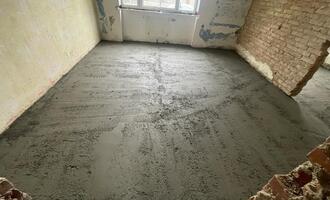 Srovnání podlah v RD (Olomouc) + vylití nové betonové podlahy v 1 místnosti - stav před realizací