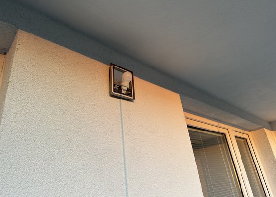 Vyměnit prasklé dlaždice + světlo balkon