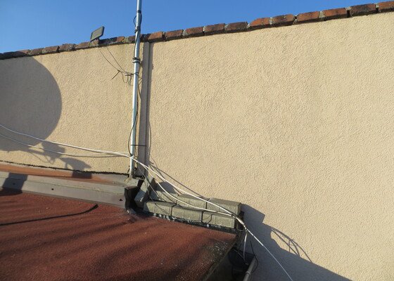 Oprava sádrokartonového stropu v koupelně po zatečení ze střechy + oprava okraje ploché střechy - stav před realizací