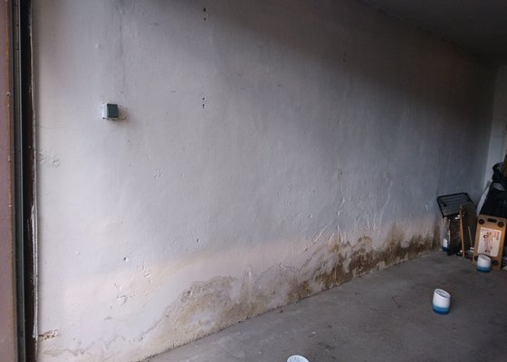 Oprava vlhkých stěn v garáži v panelovém domě
