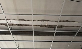 Na starý rákosový strop rám a podhledy