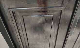 Oprava dřeveněných dveří (broušení, tmelení, natření)