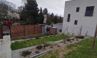Realizace zahrady kolem rodinného domu ve svahu