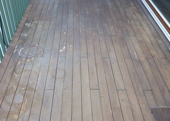 Broušení a olejování dřevěné terasové podlahy s jejími drobnými opravami