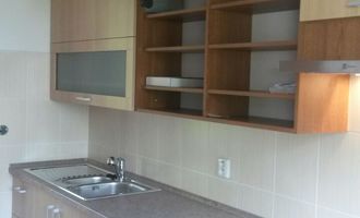 Kuchyňská linka,vestavěná skříň, pracovní kout a úložný prostor