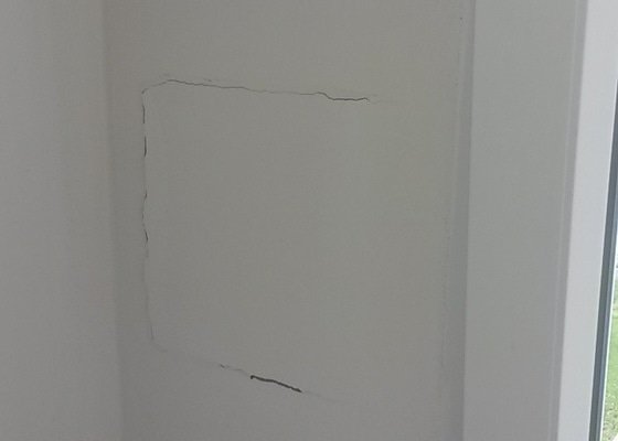 Oprava stěny v panelovém domě do které zatékalo - stav před realizací