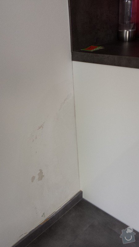 Problém s plísní - naše představa řešení-  demontáž časti linky, zateplení trubek, oškrábání zdi, vymalování: 20140907_094352