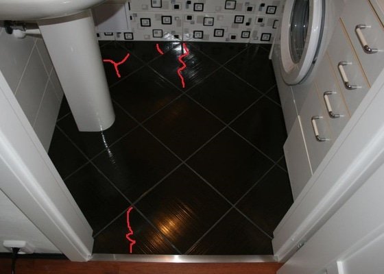 Výměna 8 kachliček na podlaze wc a koupelny, nanesení omítky kolem zárubně dveří.  - stav před realizací