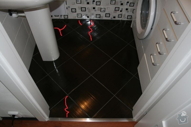 Výměna 8 kachliček na podlaze wc a koupelny, nanesení omítky kolem zárubně dveří. : koupelna