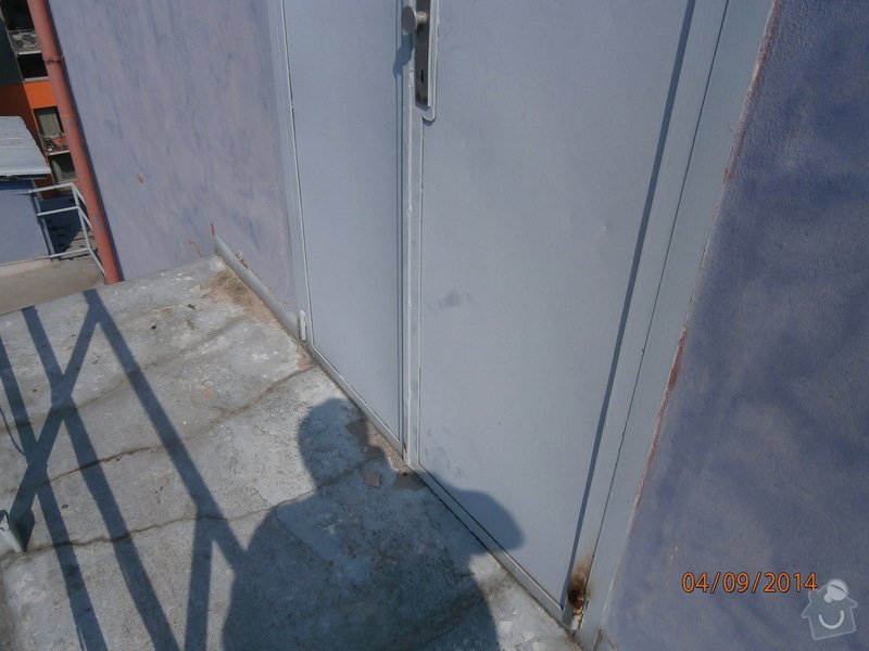 Výměna plechových dveří za plastové v šedé barvě povrch: P9040003