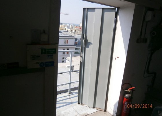 Výměna plechových dveří za plastové v šedé barvě povrch