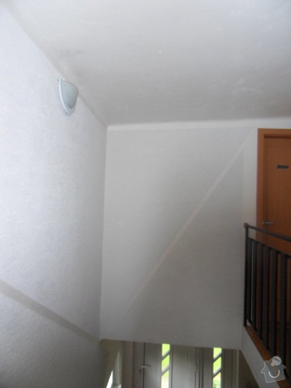 Malířské práce, zednické opravy, alespoň hrubý úklid (chodbička přízemí, chodba schody - 2. patrová, záchod, koupelna, stěna v obývacím pokoji): chodba_schody