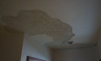 Oprava spadlé omítky na stropě - stav před realizací
