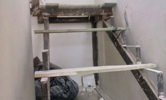 Obložení kovové kostry schodiště a zábradlí - stav před realizací