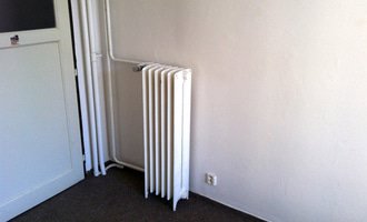 Výměna litinového radiátoru za výkonnější - stav před realizací
