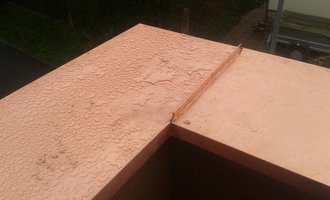 Oprava atiky - oplechování balkonové zdi