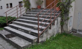Rekonstrukce vstupních schodů a podest