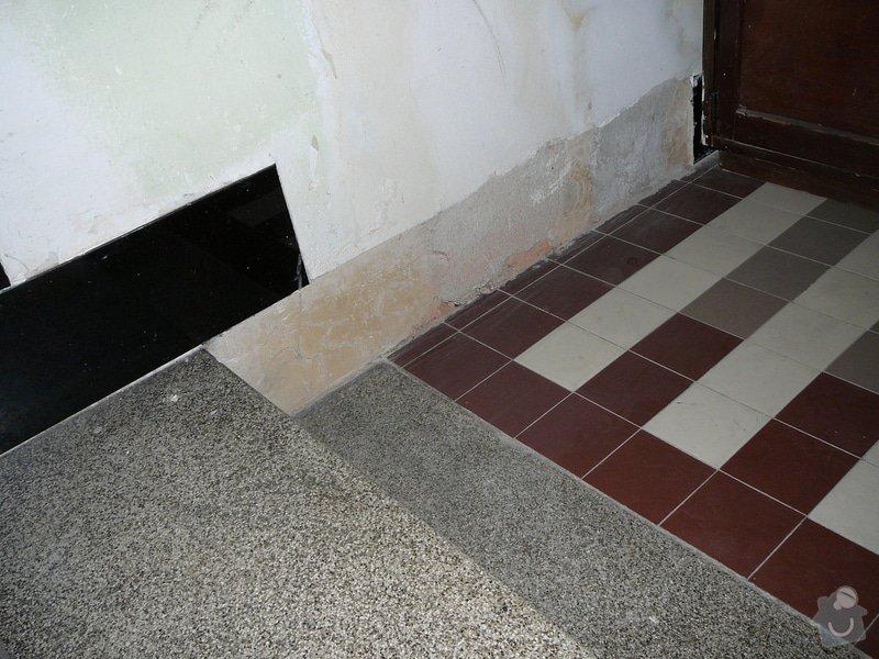 Oprava dlažby kolem schodů na chodbě v bytovém domě: P1080982