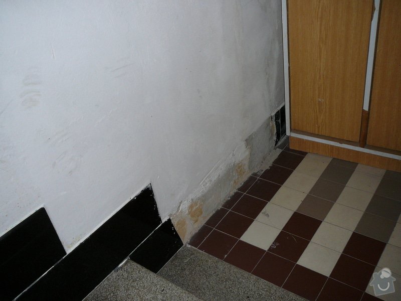 Oprava dlažby kolem schodů na chodbě v bytovém domě: P1080986