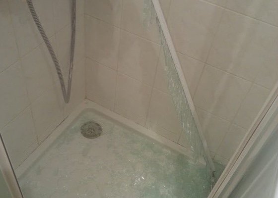 Zasklení dveří sprchového koutu - stav před realizací