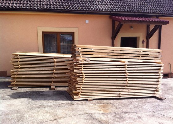 Dřevo pro stavbu plotu